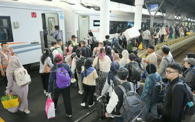 52 Ribu Pemudik Tinggalkan Jakarta Naik Kereta, Stasiun Pasar Senen Terpadat