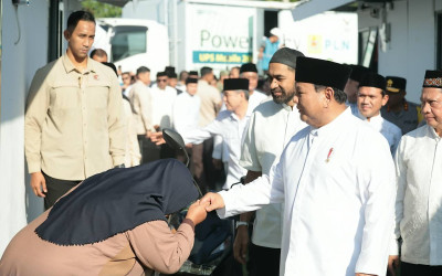 Usai Sholat Ied, Presiden Prabowo Bagikan Bantuan Sembako ke Warga di Aceh Tamiang