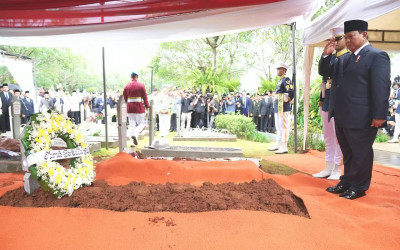 Presiden Prabowo Pimpin Upacara Pemakaman Try Sutrisno