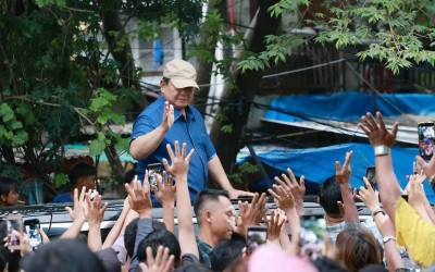 Presiden Prabowo Sambangi Warga Bantaran Rel Senen
