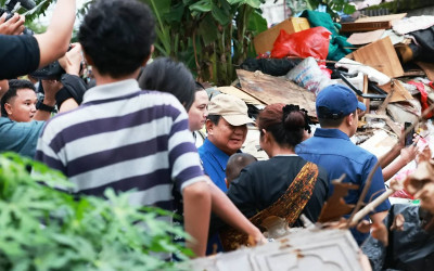 Momen Presiden Prabowo Mode Senyap Kunjungi Warga di Pinggiran Rel Kereta Api