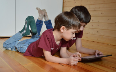 Libur Lebaran Jangan Cuma Main HP, Menkomdigi Ajak Orang Tua Batasi Gadget Anak