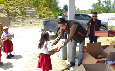 Viral Anggota DPR Sabam Rajagukguk Tuai Apresiasi Netizen Usai Berikan Sepatu untuk Siswa di Kabupaten Samosir