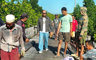 Turun Tangan, Anggota Dewan Fraksi Gerindra Bangun Jembatan Bareng Masyarakat di Pulau Osi