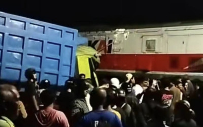 Terjadi lagi Kecelakaan di Lintasan Kereta Api! Kronologi KA Dhoho Tabrak Truk Angkut Pasir di Blitar