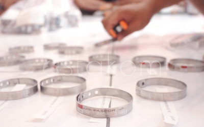 Pembuatan Gelang Jemaah Calon Haji di Surabaya