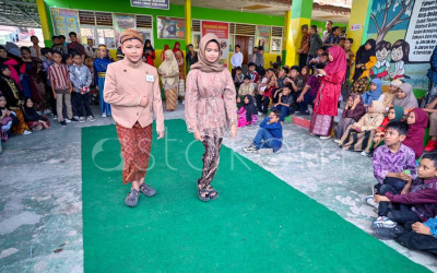 Peragaan Busana Peringati Hari Kartini di Palu