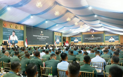 Presiden Prabowo Beri Taklimat di Apel Dansat TNI