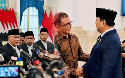 Hadiri Pelantikan Rekannya di Istana, Rocky Gerung Sebut Jumhur Wakili 70 Juta Genzi