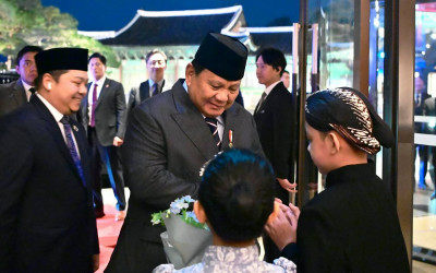Tiba di Korea Selatan, Presiden Prabowo Disambut Hangat oleh Anak-anak Indonesia