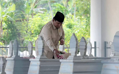 Presiden Prabowo Ziarah ke Makam Sang Kakek