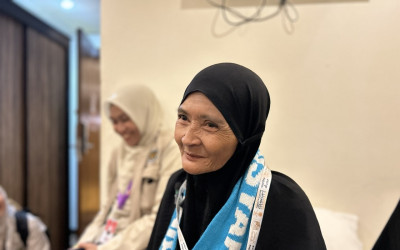 Menyentuh Dunia, Nenek Sebatang Kara Jadi Ikon Global Haji 2026!