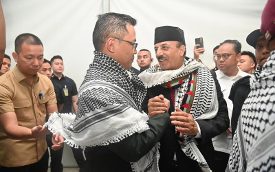 Menlu Sugiono Dikalungi Kafiyeh Dubes Palestina Saat Sambut WNI Bebas