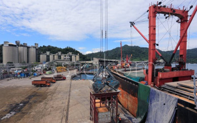 Bongkar Muat Pakan Ternak di Pelabuhan Teluk Bayur