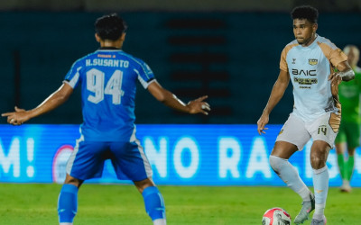 Alex Martins Hattrick! Dewa United Hancurkan PSBS Biak 5-0 Tanpa Ampun