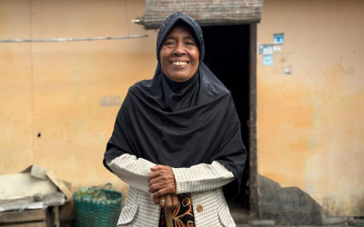Tangis Haru di Sela Nisan: Saat Anak Asuh Mak Painah Lolos Sekolah Rakyat