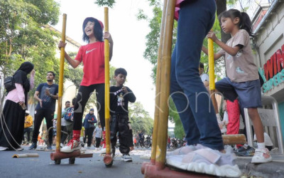 Melestarikan Permainan Tradisional
