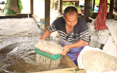 Pencacahan Limbah Plastik di Padang