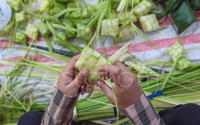 Penjualan Kulit Ketupat Meningkat di Aceh