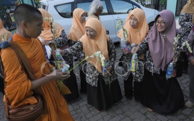 Biksu Thudong Tiba di Surabaya