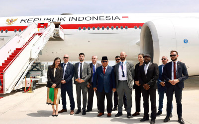 Heartwarming! Momen Presiden Prabowo Ajak Pengawal Prancis Foto Bareng