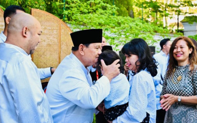 POV: Sholat Ied Bareng Presiden Prabowo di Paris, Vibes-nya Kek di Rumah Sendiri!