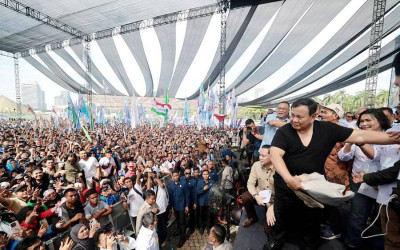 Aksi "Buka Baju" Presiden Prabowo di Monas: Kemeja Melayang, Buruh Riang!