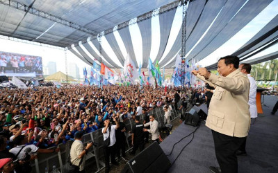 Momen Presiden Prabowo Turut Lantunkan "Theme Song Buruh" di Monas