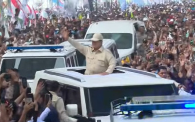Hadiri Peringatan May Day 2026 di Monas, Presiden Prabowo Sapa dan Salami Buruh dari Atas Maung Garuda
