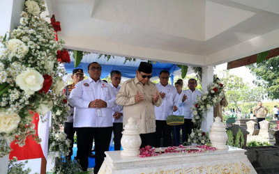 Momen Khidmat Presiden Prabowo Ziarah ke Makam Marsinah Usai Resmikan Museumnya di Nganjuk