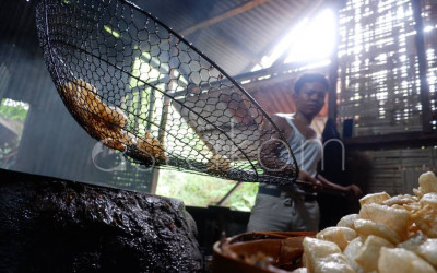 Produksi Kerupuk Jangek Khas Medan