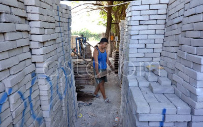 Produksi Paving Block di Rumah Padat Karya