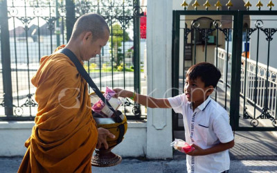 Biksu Thudong Laksanakan Pindapata di Malioboro