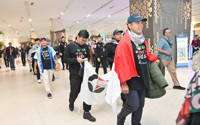Menlu Sugiono Sambut Sembilan WNI di Soekarno-Hatta