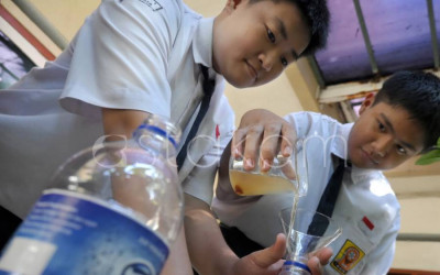Siswa SMP Olah Limbah jadi Pupuk Cair