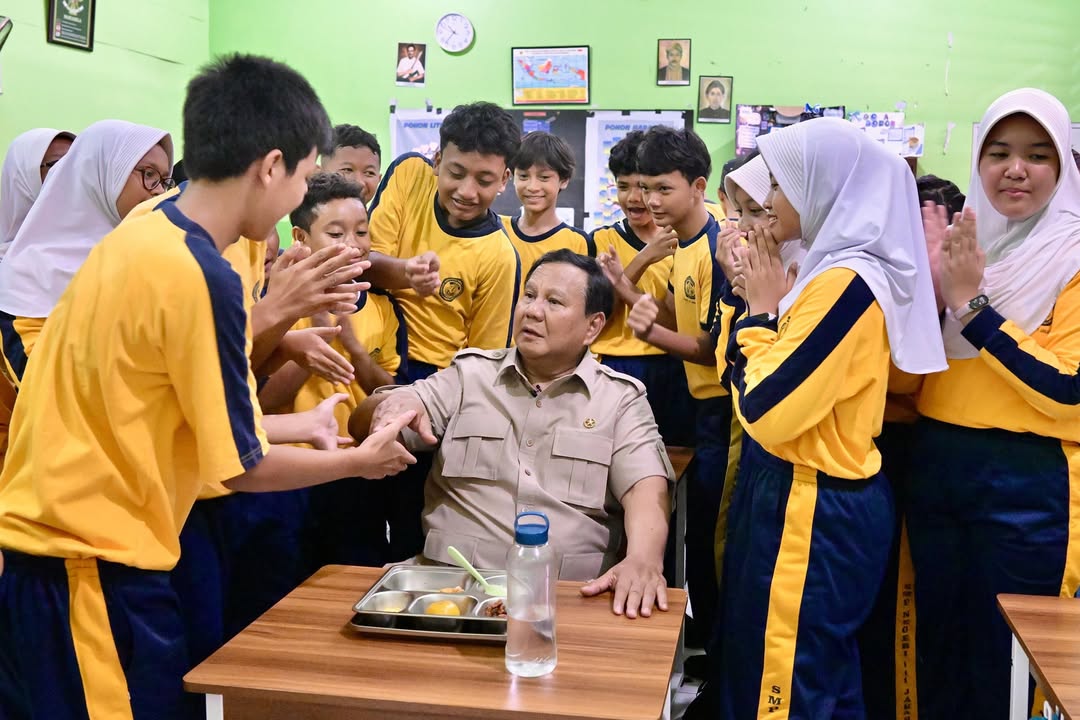 Momen Presiden Prabowo Santap MBG Bareng Siswa SMPN 111 Jakarta, Vibesnya Akrab banget!