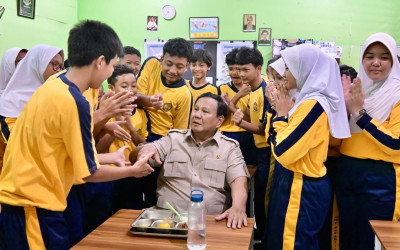 Momen Presiden Prabowo Santap MBG Bareng Siswa SMPN 111 Jakarta, Vibesnya Akrab banget!