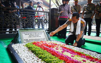 Jelang Hari Bhayangkara, Kapolri Flashback Sejarah Lewat Ziarah ke Makam Gus Dur