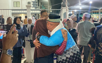 Perdana! 391 Jemaah Haji Kloter JKG-01 Mendarat di Jakarta