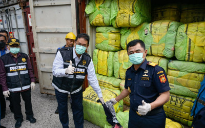 Nilainya Ditaksir Tembus Rp37 Miliar: Puluhan Kontainer Balepres Kena Ciduk Bea Cukai
