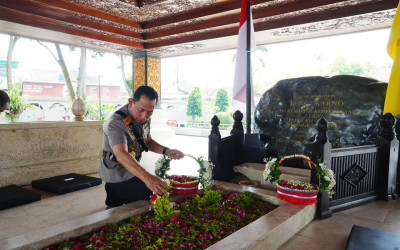 Setelah dari Makam Gus Dur, Kapolri Lanjut Ziarah ke Pusara Bung Karno, sebagai Momentum Refleksi Nilai Kebangsaan