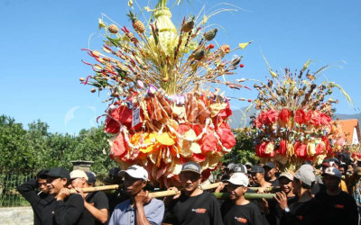 Pawai Hasil Bumi di Gunung Kawi Malang