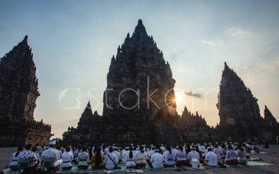 Perayaan Hari Raya Galungan di Candi Prambanan