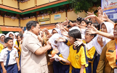 Cek Aktualisasi Program MBG, Presiden Prabowo Tinjau SPPG Palmerah dan SMPN 111 Jakarta dalam Sehari