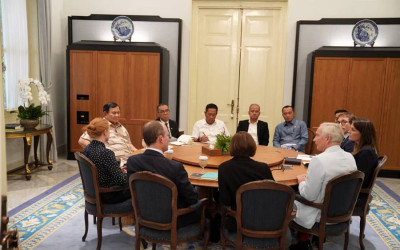Seskab Teddy Ungkap Pembahasan Presiden Prabowo dengan Profesor Imperial College London di Istana