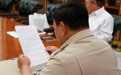 Momen Haru Siswa SMKN 1 Sorong Ucapkan Terima Kasih ke Presiden Prabowo via Surat
