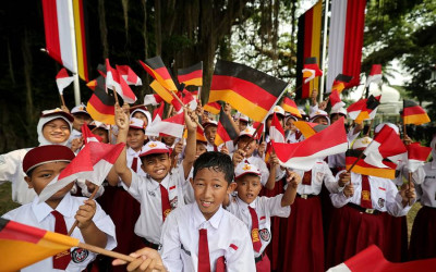Sambut Kedatangan Presiden Jerman Herr Steinmeier, Ratusan Pelajar Lambaikan Bendera RI-Jerman