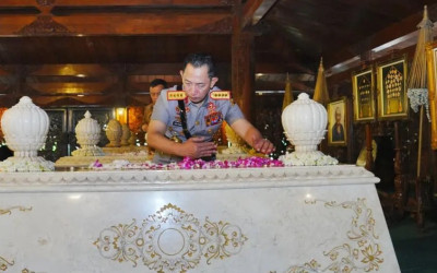 Momen Kapolri Tabur Bunga di Makam Presiden ke-2 RI Soeharto, Vibes-nya Respect Banget!