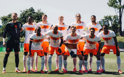 Dua Penalti Cody Gakpo Menangkan 10 Pemain Belanda atas Uzbekistan