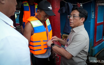 Life Jacket Dibagikan ke Nelayan Muara Angke, Kemenhub Gaspol Bangun Budaya Keselamatan Pelayaran